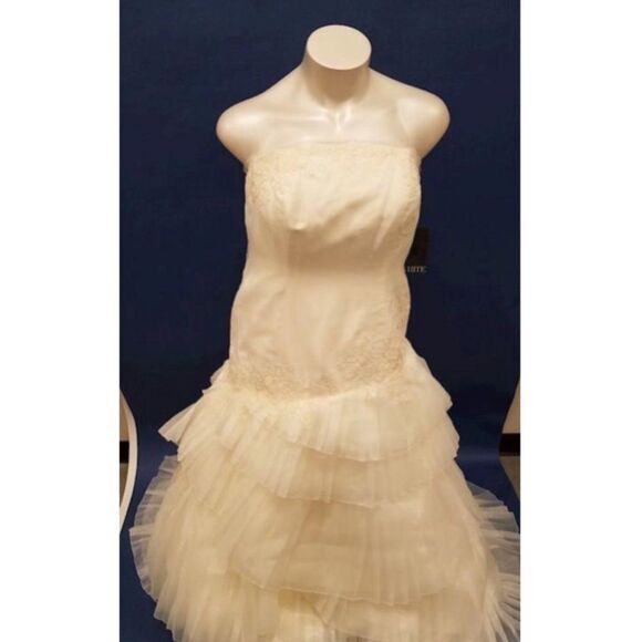White by Vera Wang Strapless Wedding Gown - 18 - Picture 6 of 12